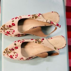 Metro cream flower pattern shoes